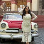 فستان طويل من الدانتيل ورد بأكمام طويلة