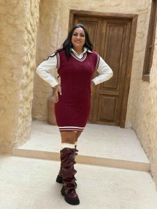 ⁦فستان قصير بدون اكمام بخط ابيض⁩ - الصورة ⁦2⁩