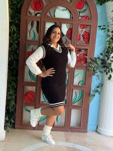 ⁦فستان قصير بدون اكمام بخط ابيض⁩ - الصورة ⁦12⁩