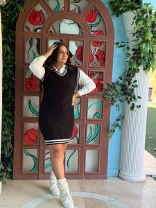 فستان قصير بدون اكمام بخط ابيض