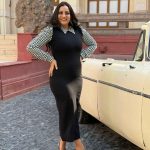 فستان طويل بأكمام طويلة و ياقة باللونين الأسود والأبيض