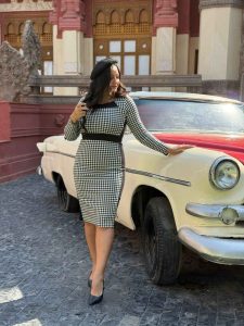 فستان قصيرابيض و اسود بأكمام طويلة