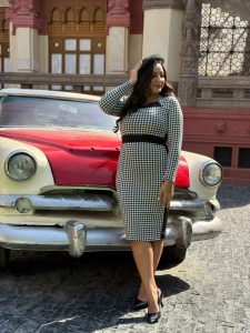 ⁦فستان قصيرابيض و اسود بأكمام طويلة⁩ - الصورة ⁦2⁩