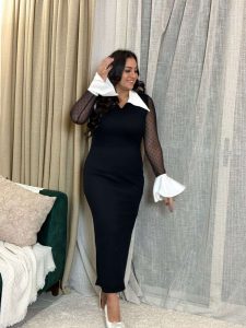 ⁦فستان طويل اسود بأكمام طويلة باللون الأبيض⁩ - الصورة ⁦2⁩