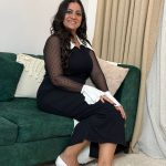 فستان طويل اسود بأكمام طويلة باللون الأبيض