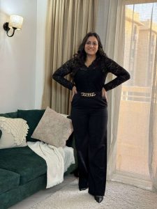⁦بنطلون اسود بسلسلة جولد⁩ - الصورة ⁦2⁩