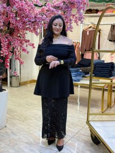 ⁦فستان اسود اوف شولدر طويل كم طويل⁩ - الصورة ⁦2⁩