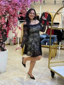 ⁦فستان مكشوف الكتفين مبطن بقماش الجيبور بنقشة وردة⁩ - الصورة ⁦2⁩