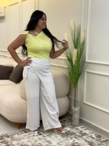 Sleeveless Plain Color Side Gold Brooch Top - Image 4