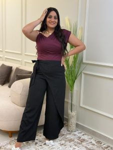 Sleeveless Plain Color Side Gold Brooch Top - Image 2