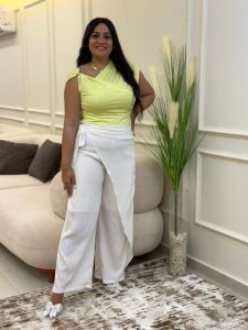 Sleeveless Plain Color Side Gold Brooch Top - Image 3