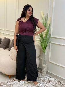 Sleeveless Plain Color Side Gold Brooch Top - Image 8