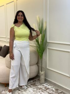 Sleeveless Plain Color Side Gold Brooch Top - Image 10