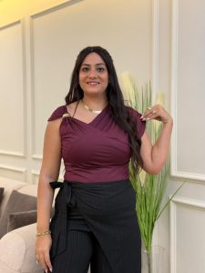 Sleeveless Plain Color Side Gold Brooch Top - Image 9