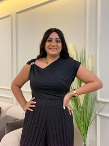 Sleeveless Plain Color Side Gold Brooch Top - Image 5