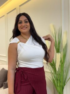 Sleeveless Plain Color Side Gold Brooch Top