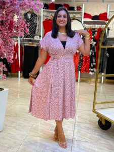 Short-sleeved Patterned Viscose Dress with a Tie-waist. - Image 4