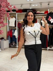 ⁦Sleeveless Front Flowers Top⁩ - الصورة ⁦4⁩