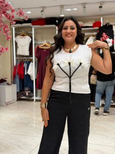 ⁦Sleeveless Front Flowers Top⁩ - الصورة ⁦5⁩