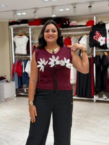⁦Sleeveless Front Flowers Top⁩ - الصورة ⁦3⁩