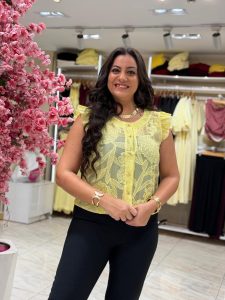 ⁦Short Ruffle Sleeve Blouse⁩ - الصورة ⁦4⁩