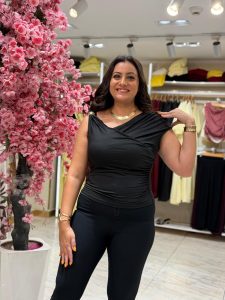 ⁦Sleeveless Blouse with Brooch on the Shoulder⁩ - الصورة ⁦2⁩