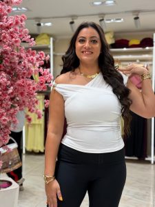 ⁦Sleeveless Blouse with Brooch on the Shoulder⁩ - الصورة ⁦4⁩