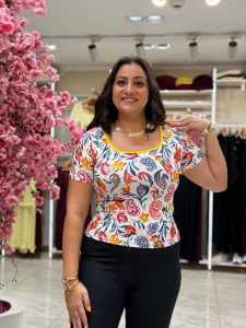 ⁦Short Sleeve Colorful Flowers Top⁩ - الصورة ⁦5⁩