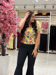 ⁦Short Sleeve Colorful Flowers Top⁩ - الصورة ⁦3⁩